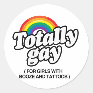 TOTALLY GAY FÖR TATUERADE TJEJER -.png Runt Klistermärke