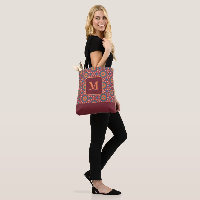 Tote Bag med orientaliskt inspirerat Mönster och M Tygkasse (På modell)