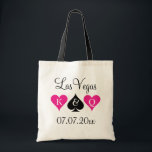 Tote bags för Las Vegas temabröllop för brudtärnor Tygkasse<br><div class="desc">Totot för bröllop för det personligLas Vegas temat hänger lös med att leka kortkostymer. Neonrosor och hjärtor och svart spade. Överdängaren av totot för spadepokerbröllop hänger lös med kung och drottningen av hjärtor. Personalizable monogrambrev för brud och brudgum. Gullig idé för lagbrud, brudtärnor, brudtärna, maid of honor, Monogrammed möhippa för...</div>