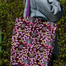 Tote med Lila blommor på maronbakgrunden