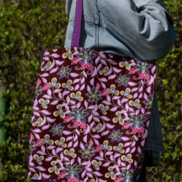 Tote med Lila blommor på maronbakgrunden Tygkasse