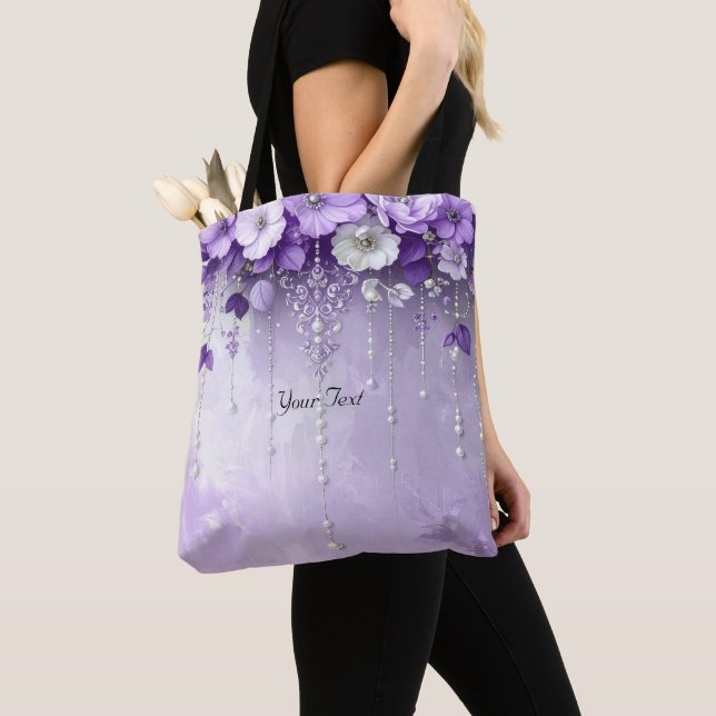 Tote väskor med lila blommor och dinglande pärlor (Närbild)