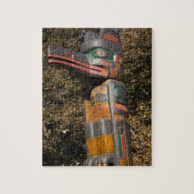 Totem pole in park i Ottawa, Ontario, Kanada Pussel (Vertikal)