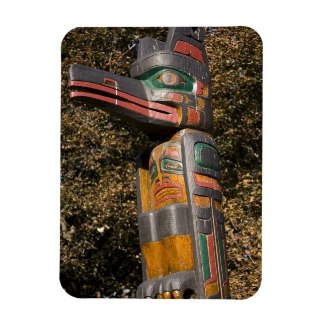 Totem pole in park in Ottawa, Ontario, Kanada Magnet (Vertikal)