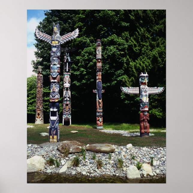 Totem poles, Vancouver, British Colombia Poster (Framsidan)