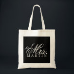 Totot hänger lös framtida Fru Tygkasse<br><div class="desc">Bära på hänger lös med text för speciell dag, tillfogar lätt din beställnings- text och ändrar bakgrundsfärgen för att passa din stil. Efternamn som visat dubbla-göras mellanslag, användasingel-utrymme eller minskningtextformatet till färdiga längre namn in i hjärtan.</div>