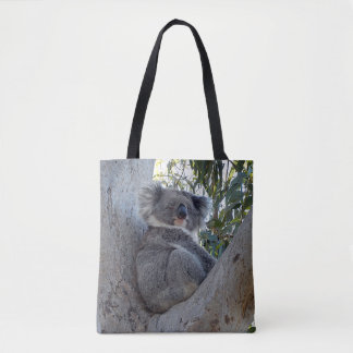 Totot hänger lös - koalaen i en eukalyptusträd tygkasse