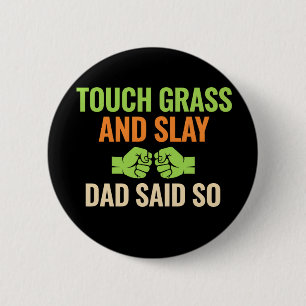 Touch Grass Gamer Slay Citat med Dad Humor Knapp