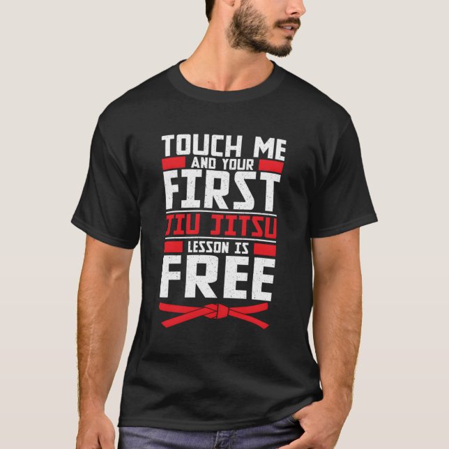 Touch Me First Jiu Jitsu Lesson är fri från Brasil T Shirt (Framsida)