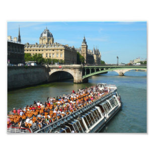 Tour Boat vid floden Seine i Paris Fototryck