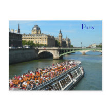 Tour Boat vid floden Seine i Paris