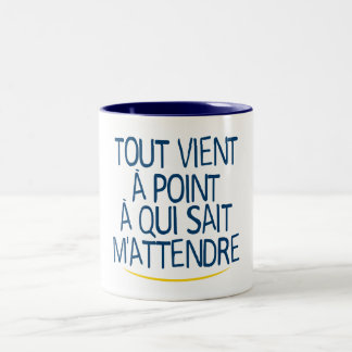 tout vient point sait attendre humour citation slo Två-Tonad mugg
