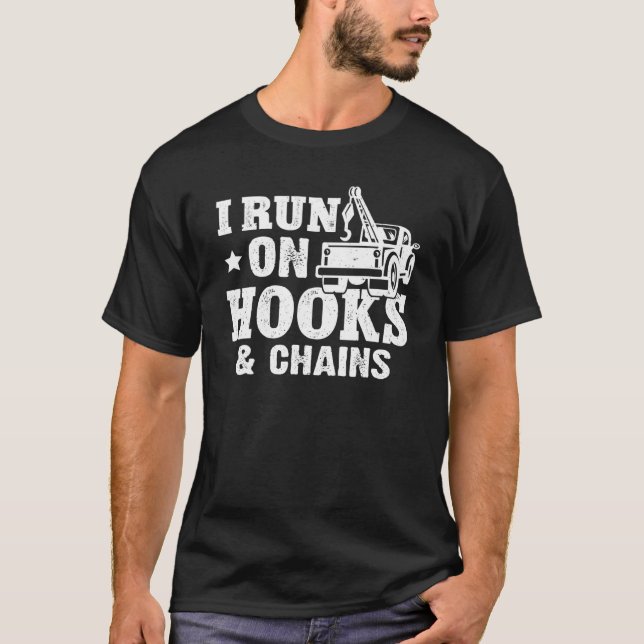 Tow Trucker I Run On Hooks & Chains T Shirt (Framsida)