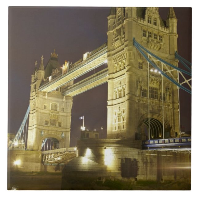 Tower Bridge och floden Themsen i skymningen, Lond Kakelplatta (Framsidan)