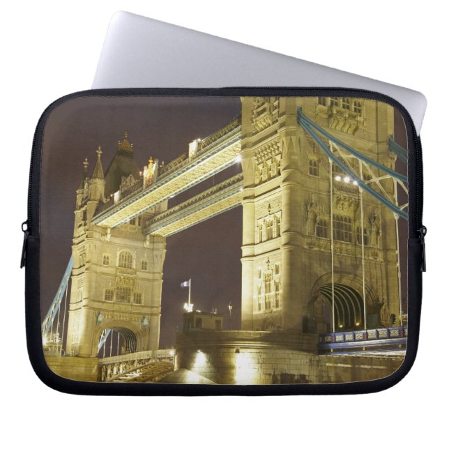 Tower Bridge och floden Themsen i skymningen, Lond Laptop Sleeve (Framsidan)