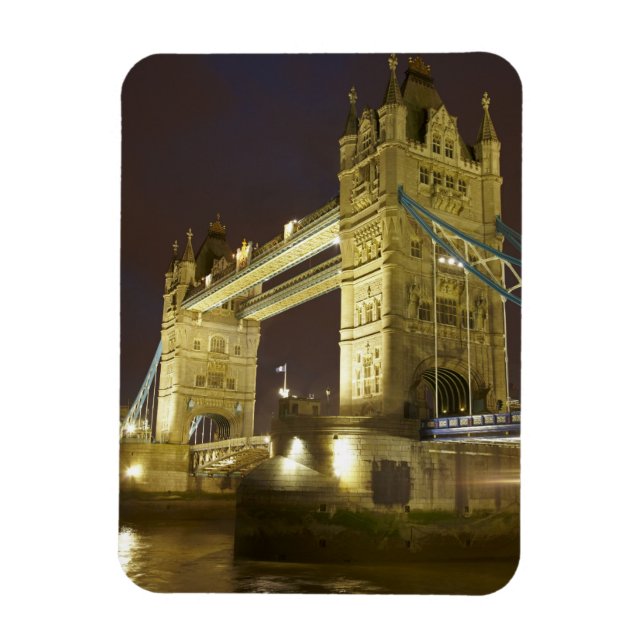 Tower Bridge och floden Themsen i skymningen, Lond Magnet (Vertikal)