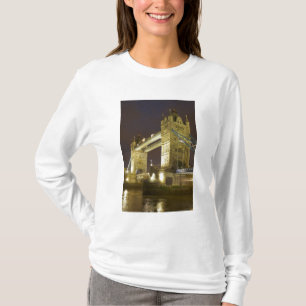 Tower Bridge och floden Themsen i skymningen, Lond T-shirt