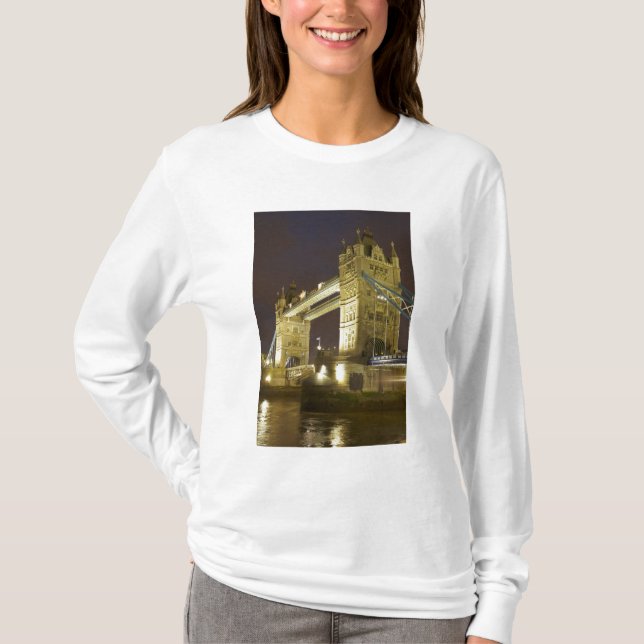Tower Bridge och floden Themsen i skymningen, Lond T-shirt (Framsida)
