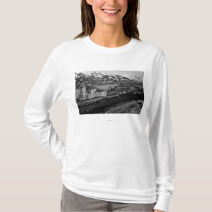Townen beskådar av Unalaska, Alaska fotograferar Tee