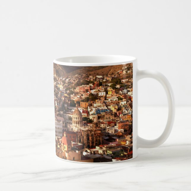 Townen beskådar från över kaffemugg (Höger)