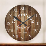 Trä Anpassningsbar Family Namn Rustic Farmhouse Rund Klocka<br><div class="desc">Den bruna trägårdshuset stil är en perfekt för ditt land-bondhus eller vardagsrum. Anpassa till din familj namn och skapa år för en unik födelsedagspresent eller julklapp på personligen.</div>