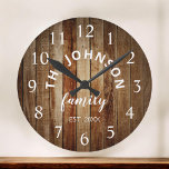 Trä Anpassningsbar Family Namn Rustic Farmhouse Rund Klocka<br><div class="desc">Den bruna trägårdshuset stil är perfekt för ditt land-bondkök. Anpassa till din familj namn och skapa år för en unik födelsedagspresent eller julklapp på personligen.</div>