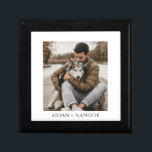Trä Jewelry Keepsaké Box Minnesask<br><div class="desc">En unik personlig fototrä som lackats med keepsakbox. Byt ut det här fotot mot ett eget favoritfoto av vilket slag som helst. Anpassa med dig och din hund,  katt eller något annat sällskapsdjur och lägg till namn nedan. En underbar keepy.</div>