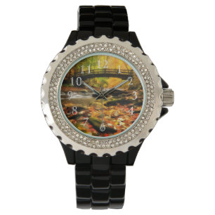 Trä överbrygga och bäck i nedgång armbandsur