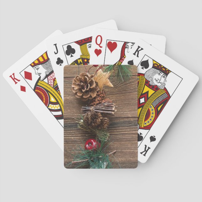 träbakgrund med gräs-konger casinokort (Baksidan)