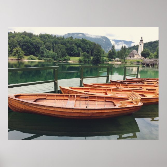 Träbåtar i Sjö Bohinj, Slovenien Photo Poster (Framsidan)