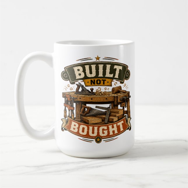 Träbearbetningskaffemugg med texten 'Byggd Inte Kö Kaffemugg (Vänster)
