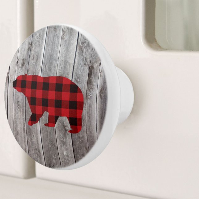 Träbeklädnad från frilandslingan, rödbuffelbjörn knopp (rustic woodland barn wood red buffalo plaid bear ceramic knob)