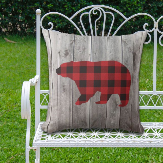 Träbeklädnad från frilandslingan, rödbuffelbjörn kudde (rustic woodland barn wood red buffalo plaid bear outdoor pillow)