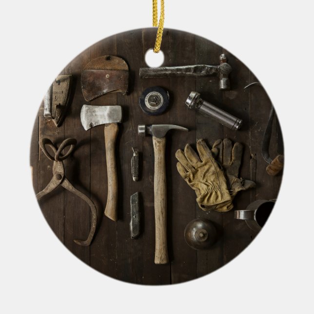 träcarpentryhandymannen bearbetar samlingen julgransprydnad keramik (Framsidan)