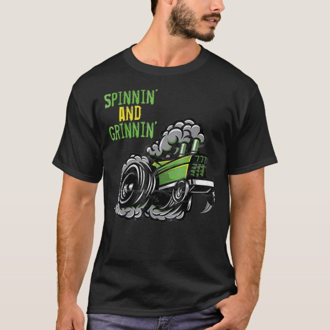 Tractor    PullingSpinnin and Grinnin pull  T Shirt (Framsida)