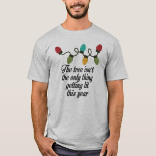 TRÄD ÄR DET ENDA SAK SOM FÅR LITA I ÅR TEE SHIRT