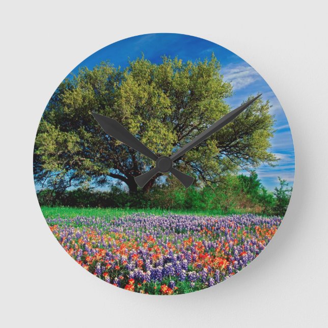 Träd bor oaken bland Texas Bluebonnets Rund Klocka (Framsida)