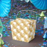 Tråd för Guld favoritruta för "ta ut" Presentaskar<br><div class="desc">"Tråden från Guld påminner om de gyllene minnen från barndomen när de ser en relativ arbetsmagi med nål och tråd för att passionerat producera vackra kläder. För mig var det en mormor, mor och moster. Och oavsett om det var en idiot eller klänning, så uppskattade jag de unika skapelserna och...</div>