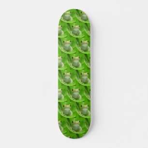 Träd Frog på Skateboard Träd Löv vid Blood Orange