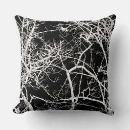 Träd grenar mot svart bakgrund kudde