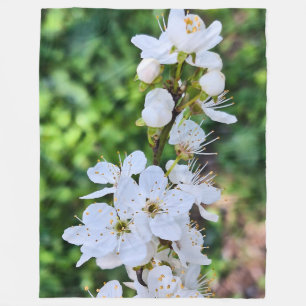 Träd i blom i Rumänien på våren – Blomfotogra Fleecefilt