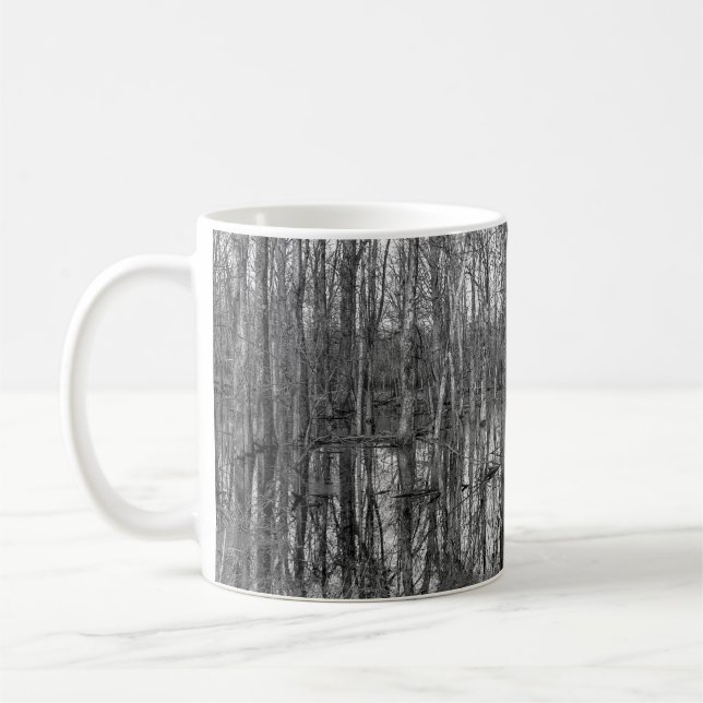 Träd i en skog i svartvitt. kaffemugg (Vänster)