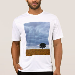 Träd i en tom åker t shirt