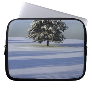 Träd i täckt snö landskap laptop sleeve