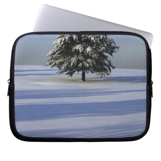 Träd i täckt snö landskap laptop sleeve (Framsidan)