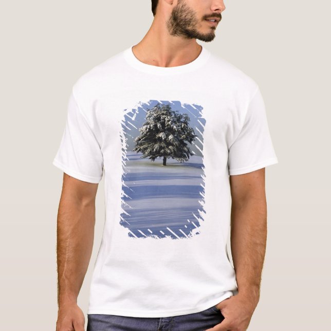 Träd i täckt snö landskap t-shirt (Framsida)