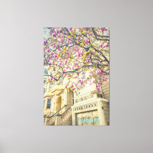 Träd med blommande magnolia och hus i victoriansk  canvastryck