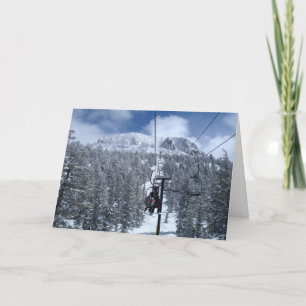 Träd och berg täckta av snö från Ski Hiss Helgkort