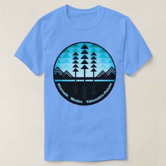Träd och Klamath Tribes i berggrunden T Shirt (Design framsida)