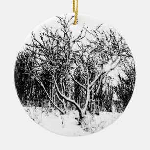 Träd och snöplats som är svartvit julgransprydnad keramik